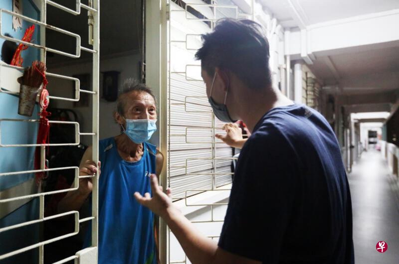 附近居民将许统颜(左)的情况告知义工吴文淳,请他提供援助。 附近居民将许统颜(左)的情况告知义工吴文淳,请他提供援助。