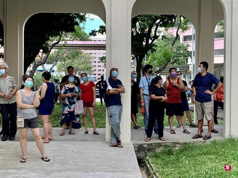 多名公众不顾安全距离,聚集在楼下围观。(曾美玲摄) 多名公众不顾安全距离,聚集在楼下围观。(曾美玲摄)