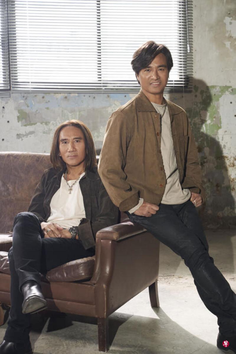 动力火车为《做工的人》献唱,颜志琳(左)和尤秋兴演唱时忆起以前打工的日子。(华研唱片提供) 动力火车为《做工的人》献唱,颜志琳(左)和尤秋兴演唱时忆起以前打工的日子。(华研唱片提供)