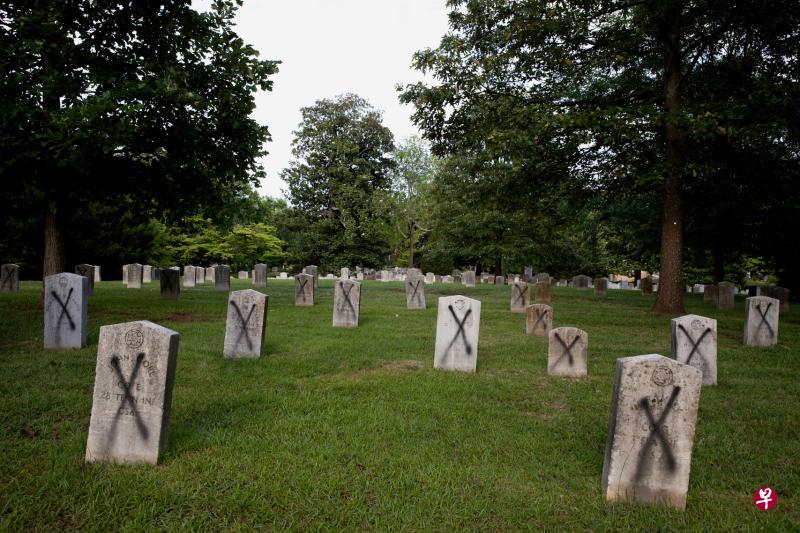 美国非裔男子弗洛伊德之死引爆全美抗议浪潮之际,佐治亚州首府亚特兰大一个南方邦联坟场的墓碑遭到涂鸦破坏。(路透社) 美国非裔男子弗洛伊德之死引爆全美抗议浪潮之际,佐治亚州首府亚特兰大一个南方邦联坟场的墓碑遭到涂鸦破坏。(路透社)