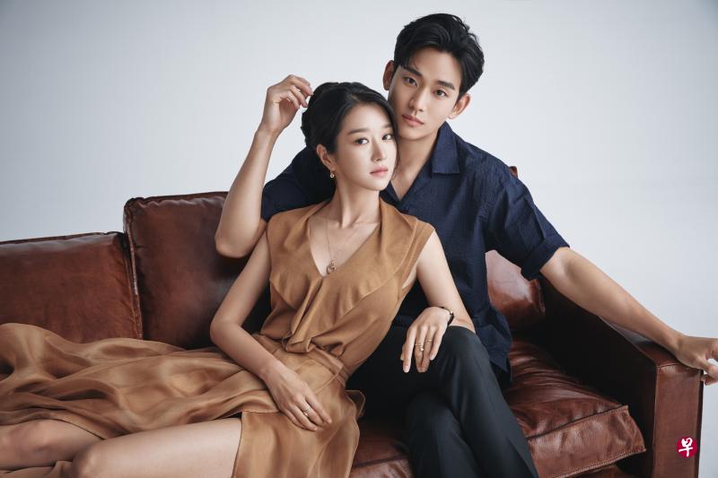 金秀贤(右)和徐睿知在戏里相遇相爱,共谱一段浪漫恋曲。(Netflix提供) 金秀贤(右)和徐睿知在戏里相遇相爱,共谱一段浪漫恋曲。(Netflix提供)