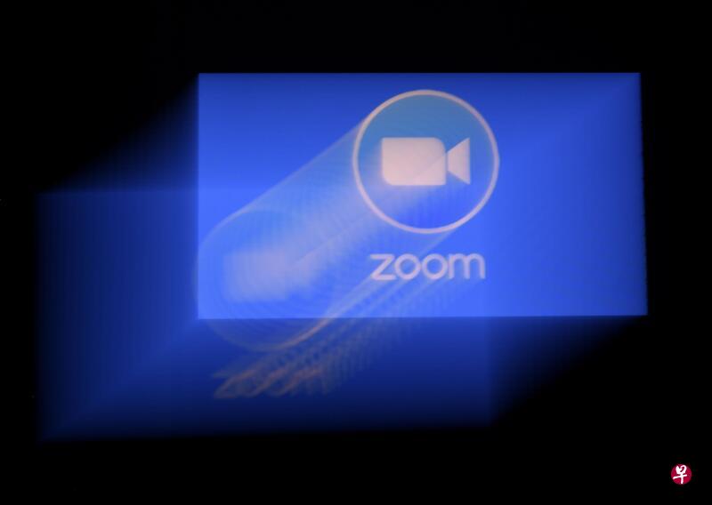 Zoom应用的档案照,图为其徽标显示在美国一用户的智能手机上。(法新社) Zoom应用的档案照,图为其徽标显示在美国一用户的智能手机上。(法新社)