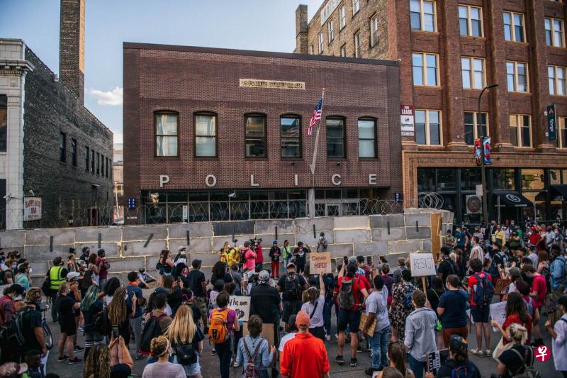 华盛顿大学的健康指标与评估研究所预测,到今年10月,美国因冠病造成的死亡人数可能达到近17万。(法新社) 华盛顿大学的健康指标与评估研究所预测,到今年10月,美国因冠病造成的死亡人数可能达到近17万。(法新社)