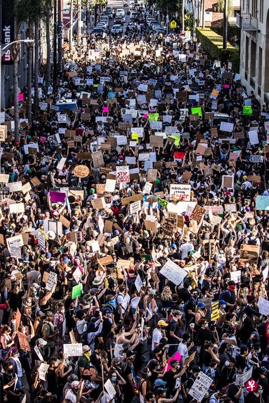星星之火可以燎原,“新仇旧恨”综合发酵,导致抗议浪潮四起,全美遍地开花。各地大规模抗议,反映了美国社会当下很多问题。(图/法新社) 星星之火可以燎原,“新仇旧恨”综合发酵,导致抗议浪潮四起,全美遍地开花。各地大规模抗议,反映了美国社会当下很多问题。(图/法新社)