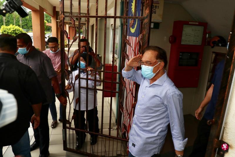 人民公正党主席安华(右一)昨天与希盟其他领袖召开约两个小时的闭门会议,相信是商讨希盟首相人选事宜。会议结束后他没有就会议结果对媒体发表谈话,只是满脸笑容地离开。(星报) 人民公正党主席安华(右一)昨天与希盟其他领袖召开约两个小时的闭门会议,相信是商讨希盟首相人选事宜。会议结束后他没有就会议结果对媒体发表谈话,只是满脸笑容地离开。(星报)