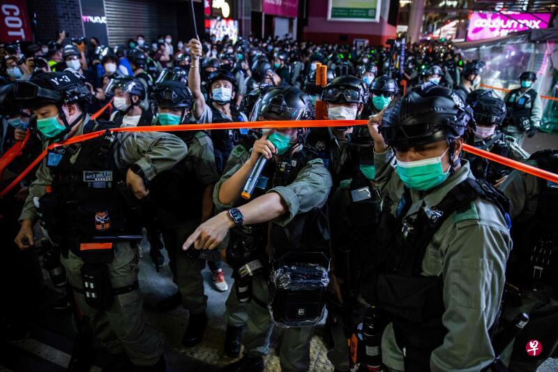 大批港人昨晚在旺角聚集并喊口号,警方多次举蓝旗警告并驱散。(法新社) 大批港人昨晚在旺角聚集并喊口号,警方多次举蓝旗警告并驱散。(法新社)