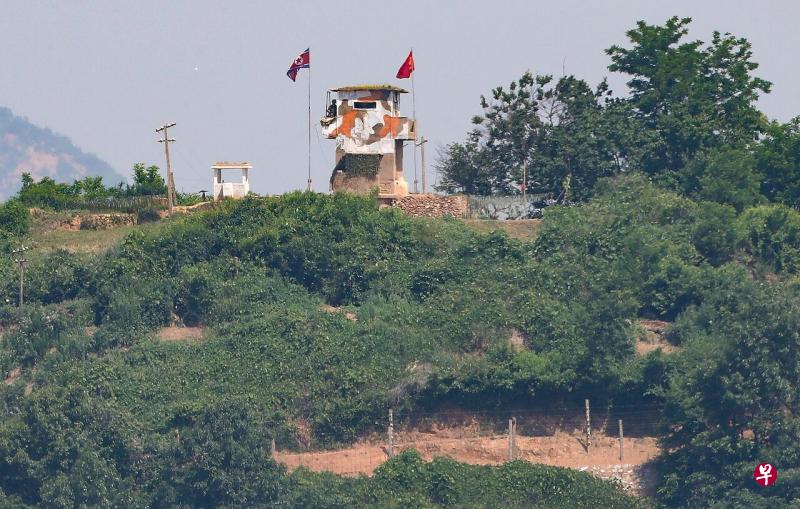 因不满脱北者在韩朝边境散布反朝传单,朝鲜日前宣布全面切断与韩国的通讯热线。(法新社) 因不满脱北者在韩朝边境散布反朝传单,朝鲜日前宣布全面切断与韩国的通讯热线。(法新社)