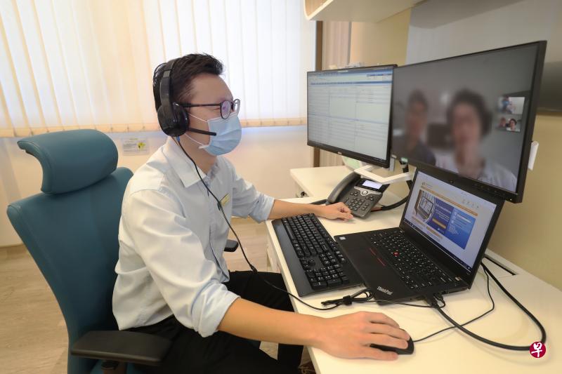 在宏茂桥综合诊疗所担任主管的顾问家庭医生张文修这段期间通过视讯,远程为病患看病,还能观察到病患的家中情况,为失智病患提意见。(陈来福摄) 在宏茂桥综合诊疗所担任主管的顾问家庭医生张文修这段期间通过视讯,远程为病患看病,还能观察到病患的家中情况,为失智病患提意见。(陈来福摄)