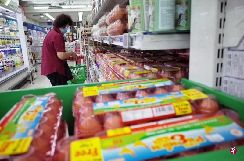 市场鸡蛋供过于求,许多蛋商出现滞销现象。超市售卖的鸡蛋如今不仅选择多,每个还降价约2分钱。(李健玮摄) 市场鸡蛋供过于求,许多蛋商出现滞销现象。超市售卖的鸡蛋如今不仅选择多,每个还降价约2分钱。(李健玮摄)