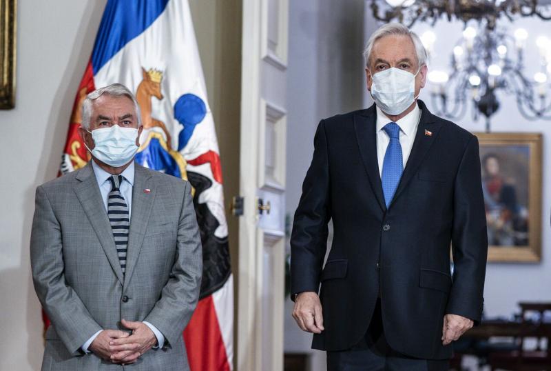 智利总统皮涅拉(右)星期六(13日)宣布任命该国权威病毒和药物学专家、国家防治冠病工作医疗顾问帕里斯(左)为智利新卫生部长。(法新社) 智利总统皮涅拉(右)星期六(13日)宣布任命该国权威病毒和药物学专家、国家防治冠病工作医疗顾问帕里斯(左)为智利新卫生部长。(法新社)