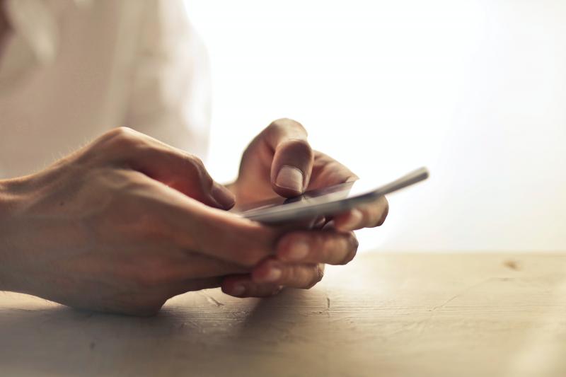 男子涉在WhatsApp群组泄露有关解封第二阶段的信息,抵触官方机密法令被捕。(示意图/pexels) 男子涉在WhatsApp群组泄露有关解封第二阶段的信息,抵触官方机密法令被捕。(示意图/pexels)