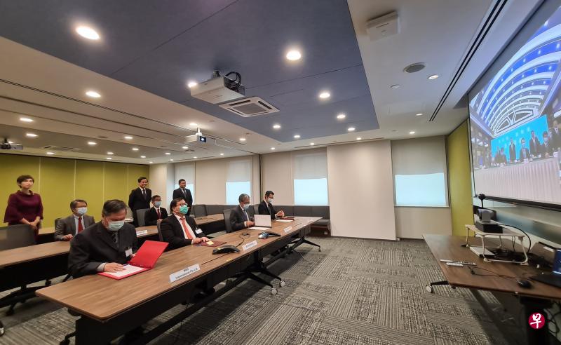 中新(重庆)项目联合实施委员会5月12日通过视频会议,就中新(重庆)项目合作签署八份谅解备忘录,其中四份涉及食品贸易。图为杨莉明(后排左一)和陈振声(后排右二)在新加坡签约现场。(贸工部提供) 中新(重庆)项目联合实施委员会5月12日通过视频会议,就中新(重庆)项目合作签署八份谅解备忘录,其中四份涉及食品贸易。图为杨莉明(后排左一)和陈振声(后排右二)在新加坡签约现场。(贸工部提供)