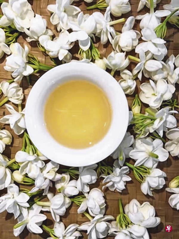 老北京至今仍然最爱茉莉花茶,雅客造访,这是最高的礼节。(互联网) 老北京至今仍然最爱茉莉花茶,雅客造访,这是最高的礼节。(互联网)