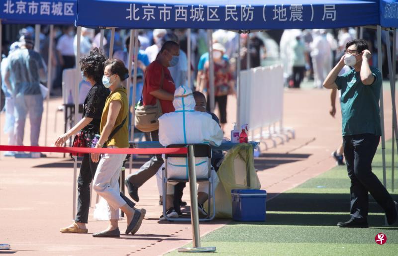 北京新发地市场疫情暴发后,官方昨天紧急对市场人员和周边居民进行冠病检测。(路透社) 北京新发地市场疫情暴发后,官方昨天紧急对市场人员和周边居民进行冠病检测。(路透社)