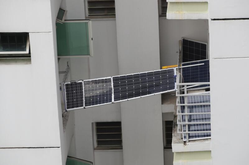 长约两米的太阳能板悬空“挂”在八楼窗外,相当吓人。(李健玮摄) 长约两米的太阳能板悬空“挂”在八楼窗外,相当吓人。(李健玮摄)