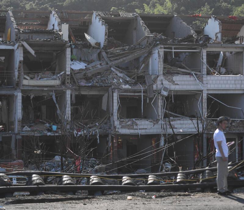 油罐车大爆炸导致周边民房和厂房倒塌,图为爆炸中受损的民房。(新华社) 油罐车大爆炸导致周边民房和厂房倒塌,图为爆炸中受损的民房。(新华社)