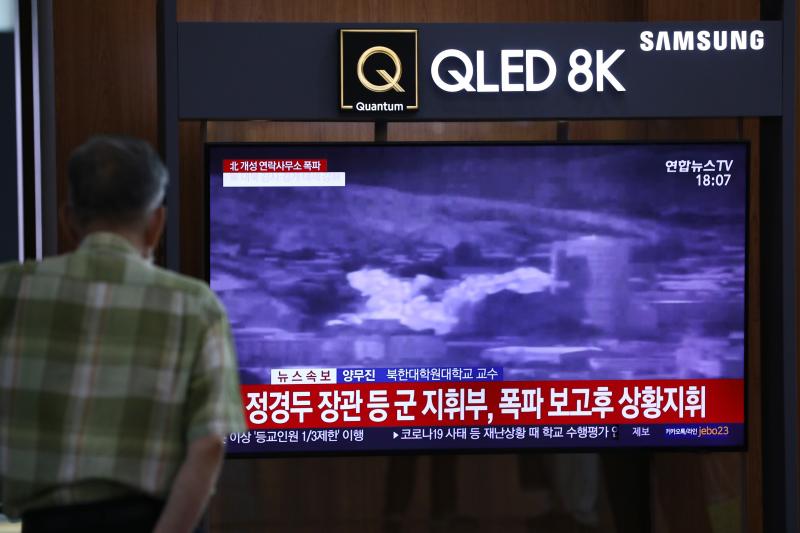 韩国统一部周二(6月16日)证实,位于开城的韩朝联络办公室于当地时间下午2时49分(新加坡时间下午1时49分)被朝方爆破。(彭博社) 韩国统一部周二(6月16日)证实,位于开城的韩朝联络办公室于当地时间下午2时49分(新加坡时间下午1时49分)被朝方爆破。(彭博社)