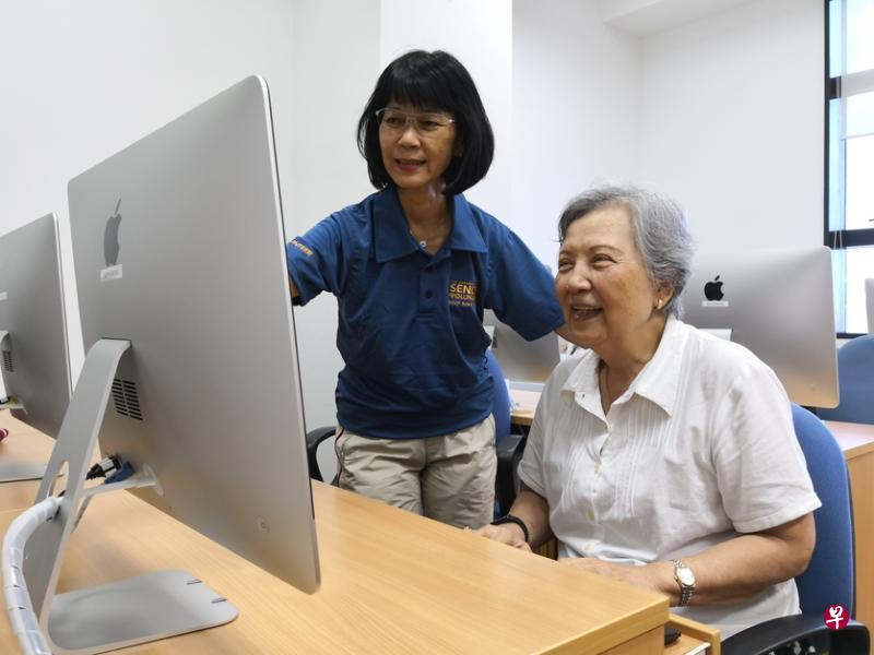 对黄丽玉(图左)而言,科技给她带来的最大便利,就是能让她与朋友轻松保持联系(新加坡乐龄义工组织提供) 对黄丽玉(图左)而言,科技给她带来的最大便利,就是能让她与朋友轻松保持联系(新加坡乐龄义工组织提供)