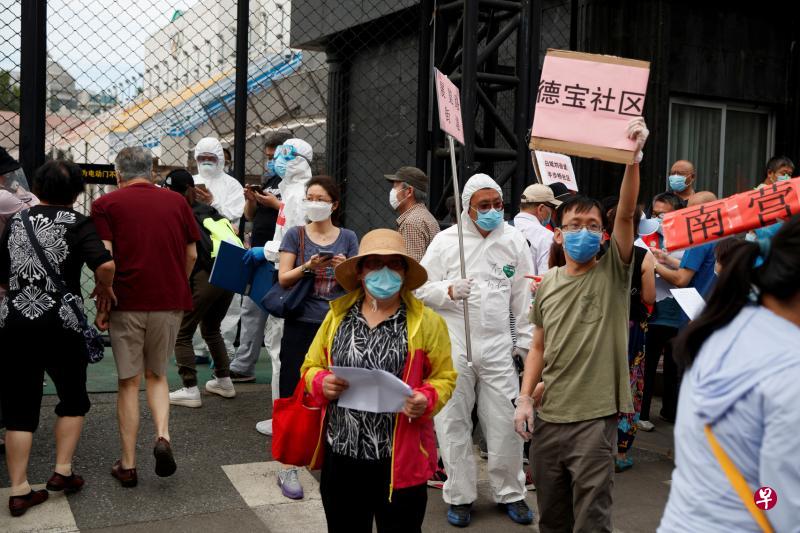 北京突然暴发一波冠病疫情,新发地市场人员和周边居民昨天到广安体育中心接受冠病检测。(路透社) 北京突然暴发一波冠病疫情,新发地市场人员和周边居民昨天到广安体育中心接受冠病检测。(路透社)