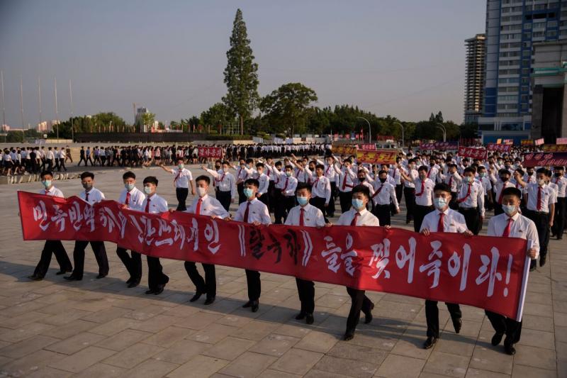 6月8日,朝鲜学生在平壤游行至金日成广场,谴责“脱北者”们为叛国者。(法新社) 6月8日,朝鲜学生在平壤游行至金日成广场,谴责“脱北者”们为叛国者。(法新社)