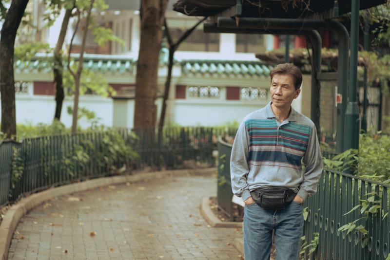 69岁的“太保”张嘉年凭港片《叔·叔》里的同志角色“阿柏”，荣获首座金像影帝奖，并成为金像奖历来最年长的影帝。（先响电影制作提供）
