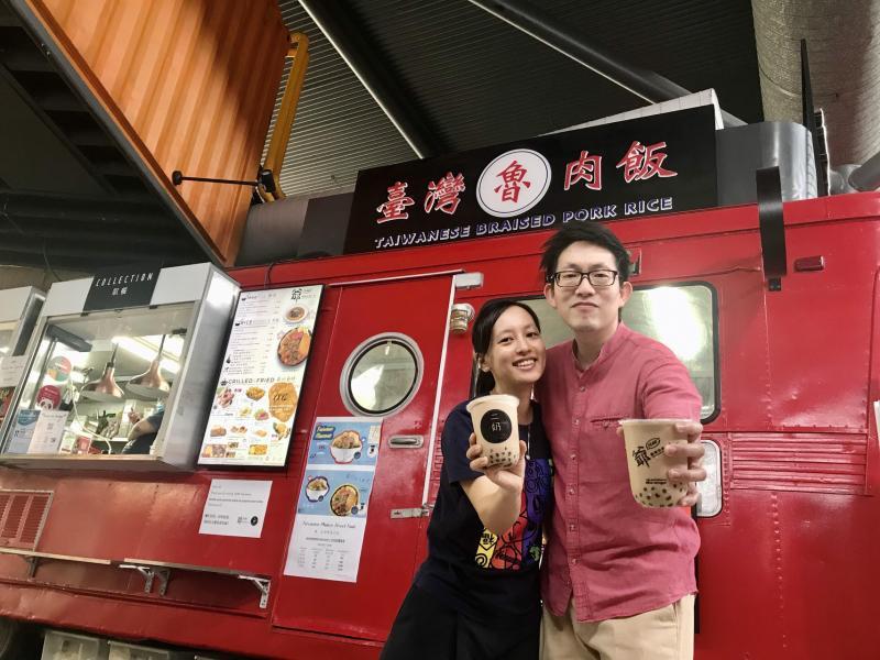 廖衍屾(图右)和黎婉玲(图左)目前共同打理一家特许经营披萨店,也在位于亚逸拉惹的Timbre+食阁经营台湾小吃摊位。(受访者提供) 廖衍屾(图右)和黎婉玲(图左)目前共同打理一家特许经营披萨店,也在位于亚逸拉惹的Timbre+食阁经营台湾小吃摊位。(受访者提供)