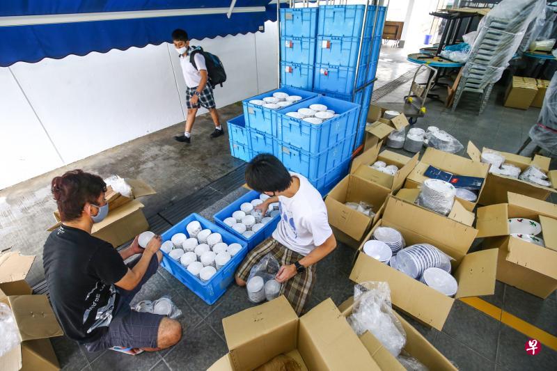 大巴窑2巷的华芳记咖啡店昨天安排承包商清洗所有碗碟，为恢复堂食做好准备。（何家俊摄）