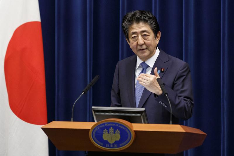 日本首相安倍晋三表示,星期四(18日)在冠病对策总部说,政府将在星期五(19日)按计划取消较早前为遏制冠病疫情扩散而实施的跨县边境的旅行限制。(彭博社)
日本首相安倍晋三表示,星期四(18日)在冠病对策总部说,政府将在星期五(19日)按计划取消较早前为遏制冠病疫情扩散而实施的跨县边境的旅行限制。(彭博社)