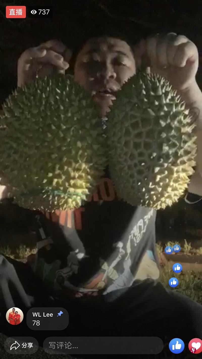 直播客谢清权昨日接受网友挑战,晚上跑到蔡厝港华人坟场做直播卖榴梿,吸引上千名网友观看直播,引发热议。(取自面簿) 直播客谢清权昨日接受网友挑战,晚上跑到蔡厝港华人坟场做直播卖榴梿,吸引上千名网友观看直播,引发热议。(取自面簿)