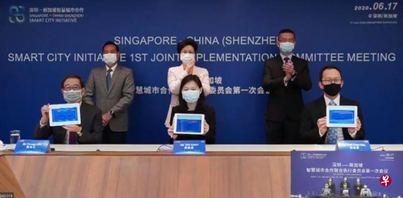 (后排左起)陈杰豪、杨颖仪、柳俊泓见证了新深两地政府机构与企业代表,隔着屏幕通过平板电脑上在谅解备忘录上签名。(视频截图) (后排左起)陈杰豪、杨颖仪、柳俊泓见证了新深两地政府机构与企业代表,隔着屏幕通过平板电脑上在谅解备忘录上签名。(视频截图)