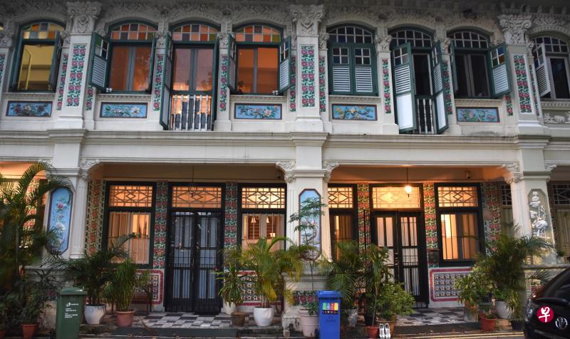 贝当路收藏了城中最漂亮的土生华人瓷砖,整栋建筑充满细节,令人怦然心动。 贝当路收藏了城中最漂亮的土生华人瓷砖,整栋建筑充满细节,令人怦然心动。