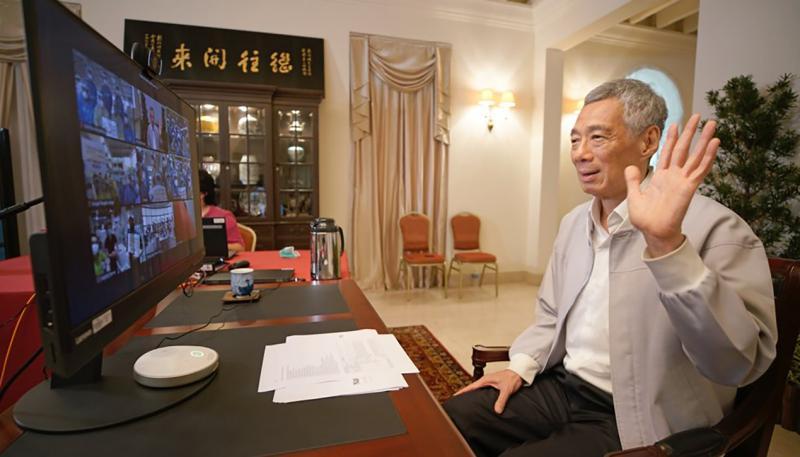 李显龙总理前天通过视讯慰问在本地负责冠病检测的工作人员,并向他们致谢。(取自李显龙总理面簿) 李显龙总理前天通过视讯慰问在本地负责冠病检测的工作人员,并向他们致谢。(取自李显龙总理面簿)