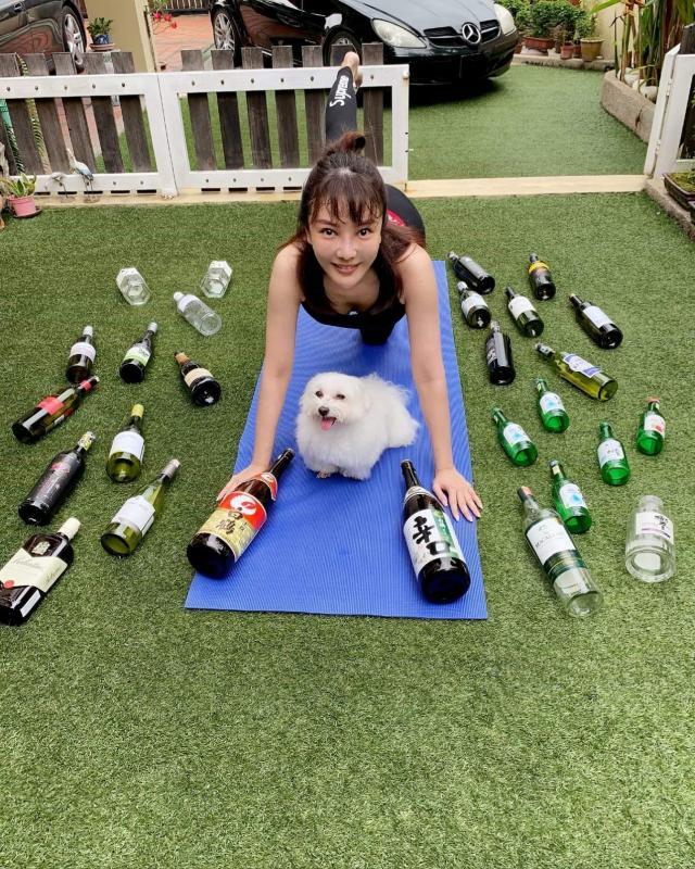 三个多月来，童缤毓每天对着酒瓶做运动。（受访者提供）