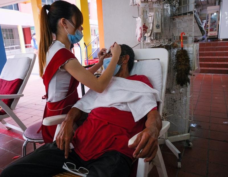 美容业者恢复营业,这名顾客也趁此到邻里的宏茂桥中心,找美容师修眉。(林泽锐摄) 美容业者恢复营业,这名顾客也趁此到邻里的宏茂桥中心,找美容师修眉。(林泽锐摄)