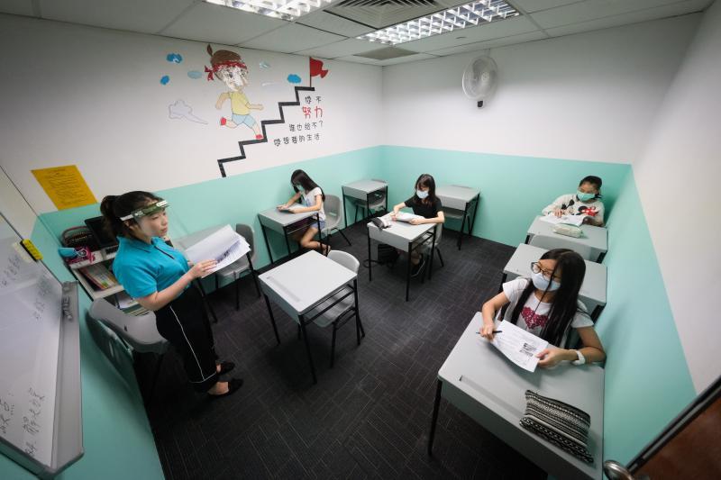 位于榜鹅水滨坊的北京语文学校分校昨天为少数学生恢复实体课。中心让学生分开坐,彼此保持约一米距离。(林泽锐摄) 位于榜鹅水滨坊的北京语文学校分校昨天为少数学生恢复实体课。中心让学生分开坐,彼此保持约一米距离。(林泽锐摄)