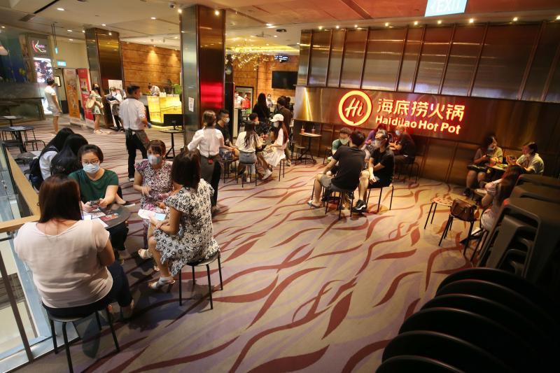 连锁火锅店海底捞昨天晚餐时间迎来不少食客,但餐馆暂时不提供以往的美甲和儿童游乐园服务。(邬福梁摄) 连锁火锅店海底捞昨天晚餐时间迎来不少食客,但餐馆暂时不提供以往的美甲和儿童游乐园服务。(邬福梁摄)