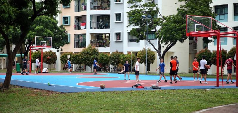 8名青少年一起打篮球。(刘启成摄) 8名青少年一起打篮球。(刘启成摄)