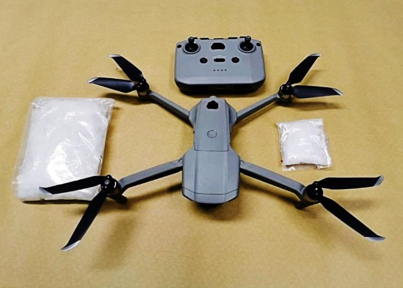 两名男子被指使用无人机从马国运毒来新加坡, 遭警方和肃毒局逮捕。(警方和中央肃毒局提供) 两名男子被指使用无人机从马国运毒来新加坡, 遭警方和肃毒局逮捕。(警方和中央肃毒局提供)