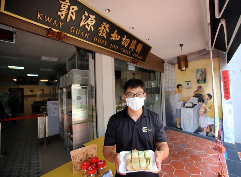 郭源发如切薄饼第三代传人郭金地是今年首届“新加坡非物质文化遗产传承人奖”得奖者之一。(严宣融摄) 郭源发如切薄饼第三代传人郭金地是今年首届“新加坡非物质文化遗产传承人奖”得奖者之一。(严宣融摄)