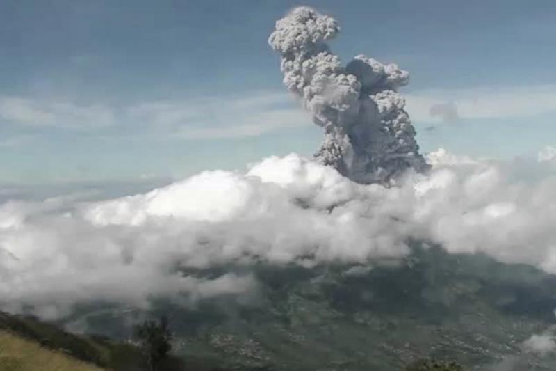 印度尼西亚爪哇岛默拉皮火山(Mount Merapi)星期天(21日)早上爆发,火山灰及蒸气喷至6公里高空。(法新社) 印度尼西亚爪哇岛默拉皮火山(Mount Merapi)星期天(21日)早上爆发,火山灰及蒸气喷至6公里高空。(法新社)