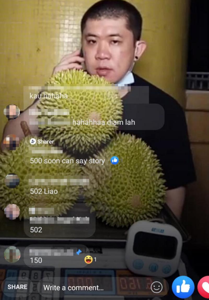 谢清权今天凌晨到东海岸公园情人塔谋杀悬案处,再次直播卖榴梿。(取自面簿) 谢清权今天凌晨到东海岸公园情人塔谋杀悬案处,再次直播卖榴梿。(取自面簿)