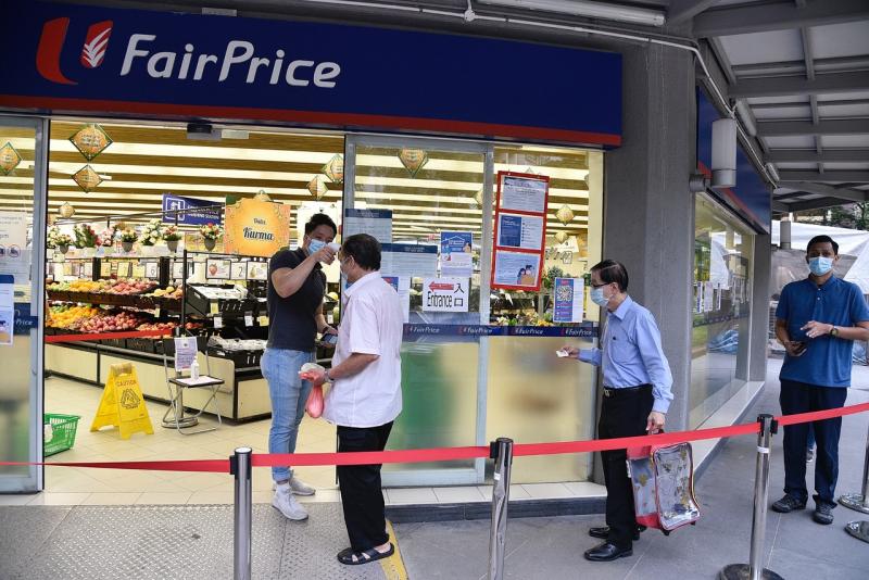 下来半年内,职总平价超市不会调高旗下100种自家品牌——“FairPrice”和“Pasar”产品的售价。(档案照) 下来半年内,职总平价超市不会调高旗下100种自家品牌——“FairPrice”和“Pasar”产品的售价。(档案照)