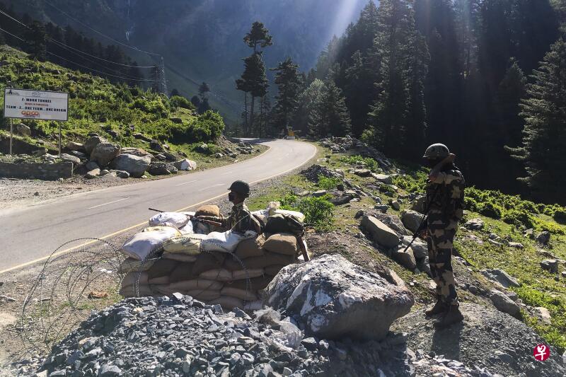 6月17日,印度边境安全部队的士兵在加岗吉一条高速公路站岗,这条高速公路通往与中国接壤的列城。(法新社) 6月17日,印度边境安全部队的士兵在加岗吉一条高速公路站岗,这条高速公路通往与中国接壤的列城。(法新社)