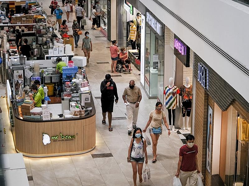 凡是到商场、零售商店或超市时,顾客和访客都得使用SafeEntry系统,登记入场和离场。(档案照) 凡是到商场、零售商店或超市时,顾客和访客都得使用SafeEntry系统,登记入场和离场。(档案照)