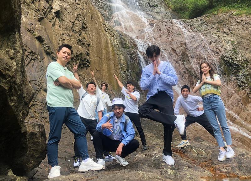 《奔跑吧》第四季成员中,新加入的流量偶像蔡徐坤(右三)最受瞩目。(互联网) 《奔跑吧》第四季成员中,新加入的流量偶像蔡徐坤(右三)最受瞩目。(互联网)