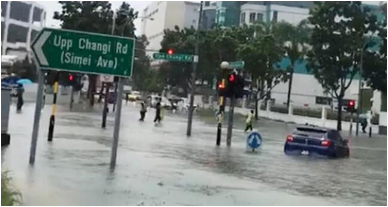 樟宜路上段交界处的突发性淹水,导致好几辆车子引擎死火。(取自面簿) 樟宜路上段交界处的突发性淹水,导致好几辆车子引擎死火。(取自面簿)