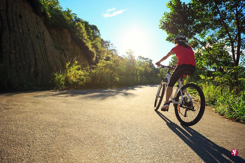 做户外运动如骑脚踏车,必须做好防晒护肤。(iStock图片) 做户外运动如骑脚踏车,必须做好防晒护肤。(iStock图片)