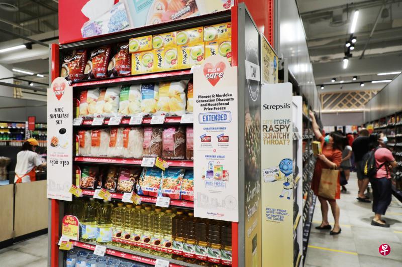 职总平价超市去年3月宣布“冻结”100种自家品牌产品售价的计划原定本月底结束,但基于疫情,将延长多六个月。这些产品包括食用油、米粉和三合一咖啡等一般家庭经常购买的生活用品。(林国明摄) 职总平价超市去年3月宣布“冻结”100种自家品牌产品售价的计划原定本月底结束,但基于疫情,将延长多六个月。这些产品包括食用油、米粉和三合一咖啡等一般家庭经常购买的生活用品。(林国明摄)