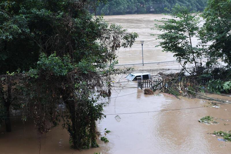 重庆昨天已遭受洪水侵袭,受灾严重。图为洪峰昨天从重庆綦江过境,一辆汽车被淹。(中新社) 重庆昨天已遭受洪水侵袭,受灾严重。图为洪峰昨天从重庆綦江过境,一辆汽车被淹。(中新社)