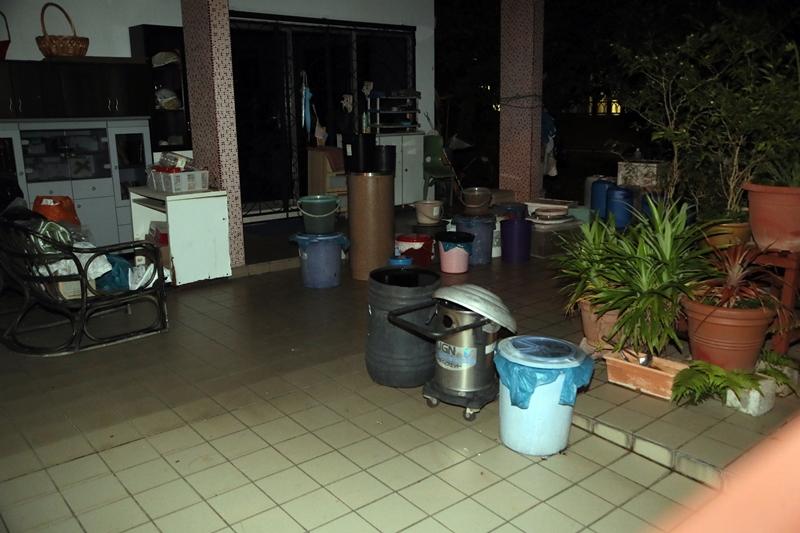 私宅庭院摆放了大小不一的水桶集水。 ( 受访者提供) 私宅庭院摆放了大小不一的水桶集水。 ( 受访者提供)